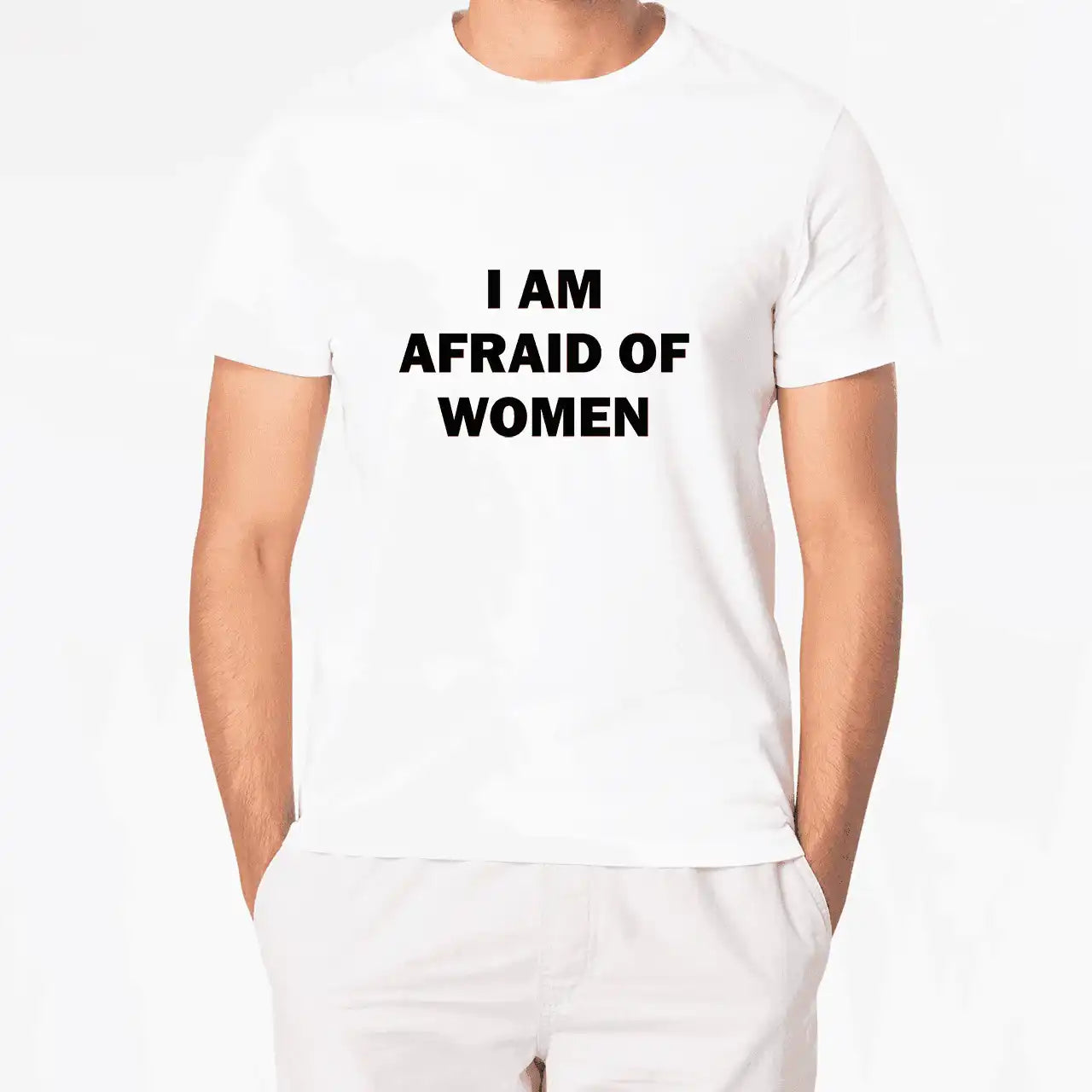 Biała koszulka z czarnym napisem I AM AFRAID OF WOMEN, zabawny design streetwear