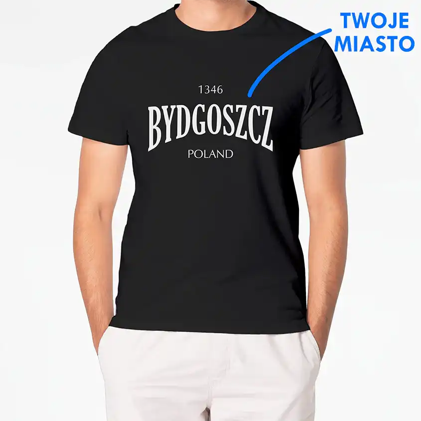 Czarna koszulka z napisem 1346 BYDGOSZCZ POLAND, noszona przez mężczyznę