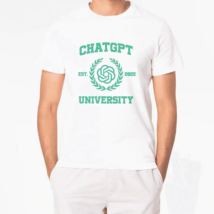 Biała koszulka z zielonym napisem CHATGPT UNIVERSITY i laurem, styl uniwersytecki