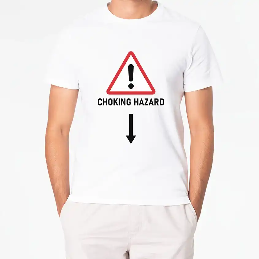 Biała koszulka z napisem CHOKING HAZARD i czerwonym znakiem ostrzegawczym