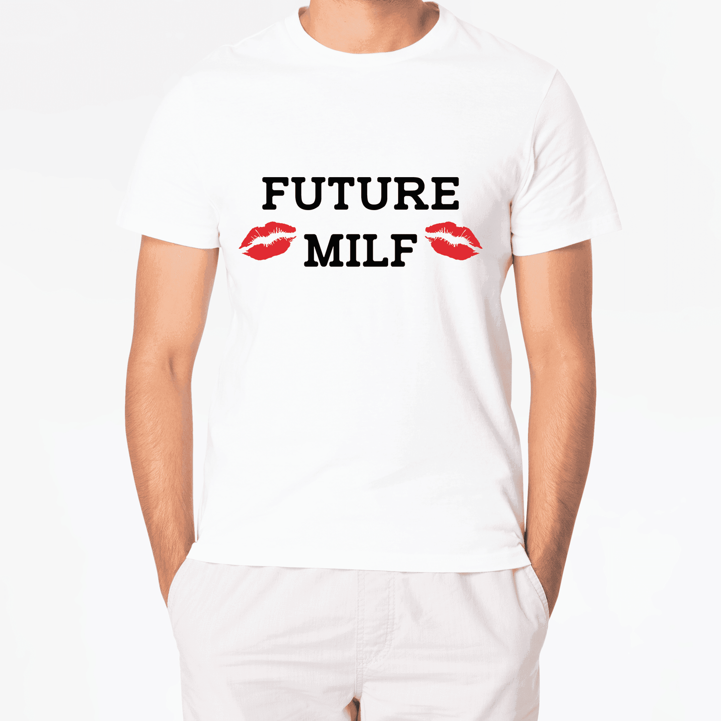 Biała koszulka z nadrukiem FUTURE MILF i czerwonymi ustami po bokach napisu