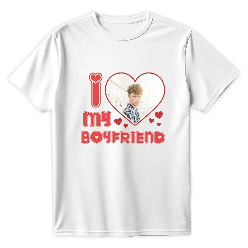 Biała koszulka z nadrukiem I love my boyfriend i czerwonymi sercami