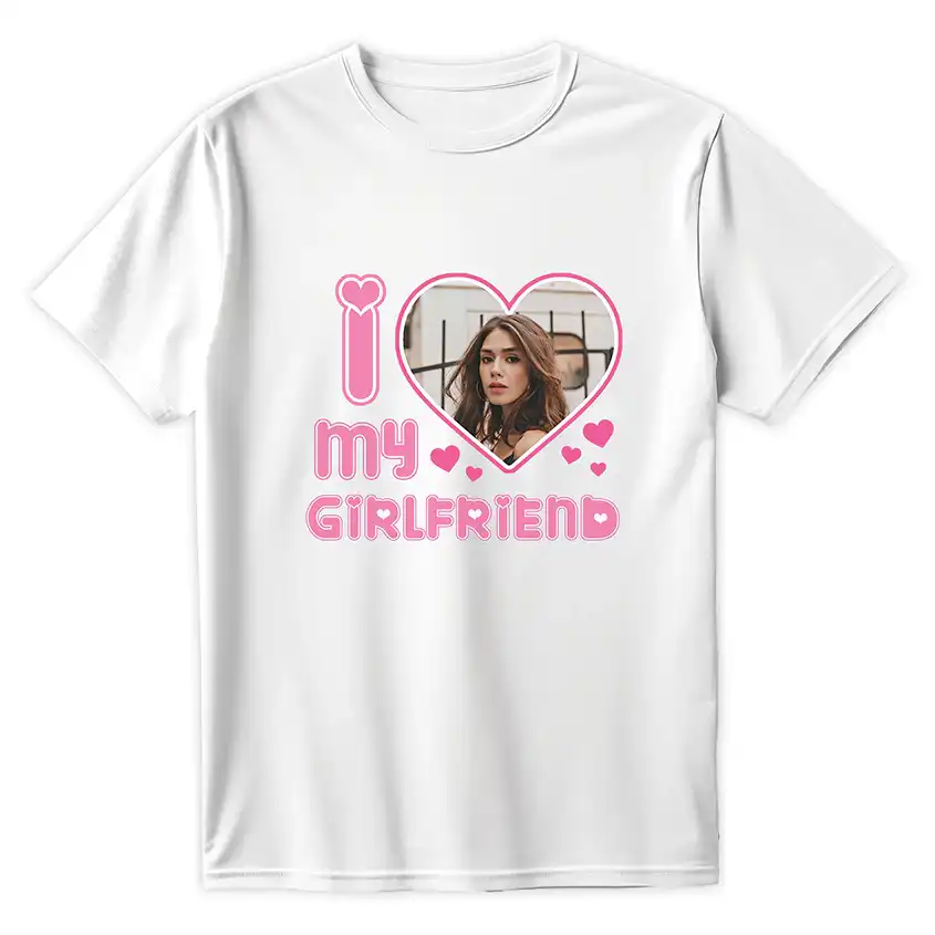 Biała koszulka z napisem I LOVE MY GIRLFRIEND i zdjęciem dziewczyny w sercu
