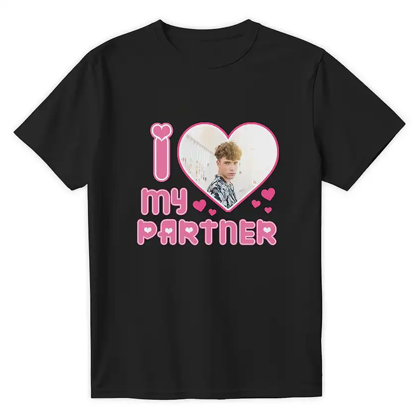 Czarna koszulka z różowym napisem I love my partner i zdjęciem chłopaka w sercu