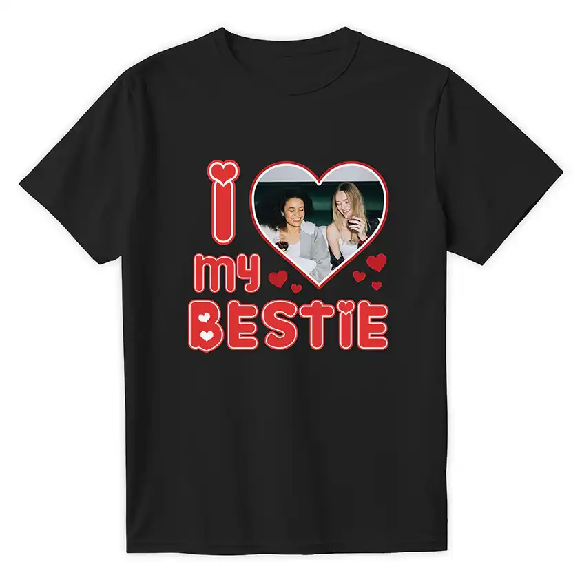 Czarna koszulka z nadrukiem I LOVE MY BESTIE i zdjęciem dwóch przyjaciółek w sercu.