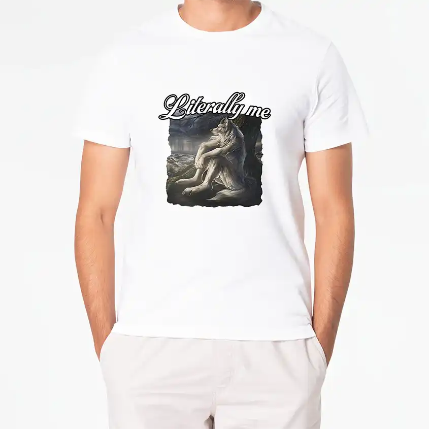 Biała koszulka z wilkiem i napisem Literally me na tle nocnego krajobrazu