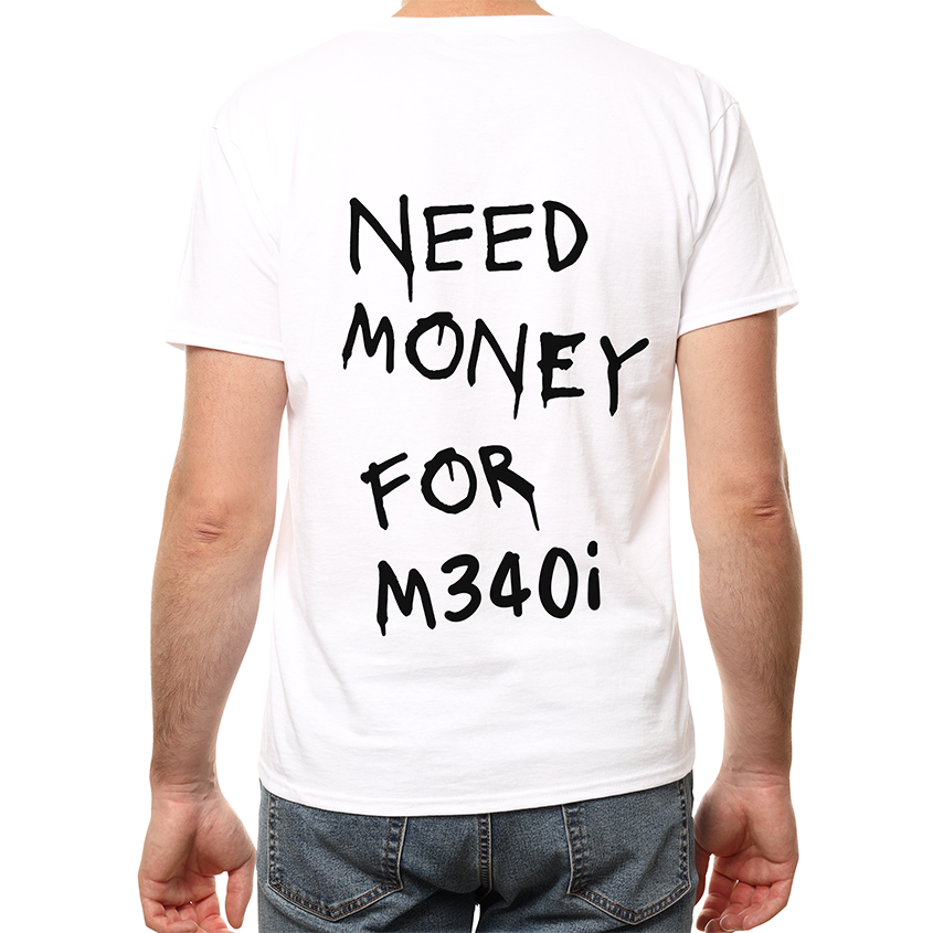 Biała koszulka streetwearowa na modelu z czarnym, ociekającym napisem w stylu graffiti NEED MONEY FOR M340i umieszczonym na plecach