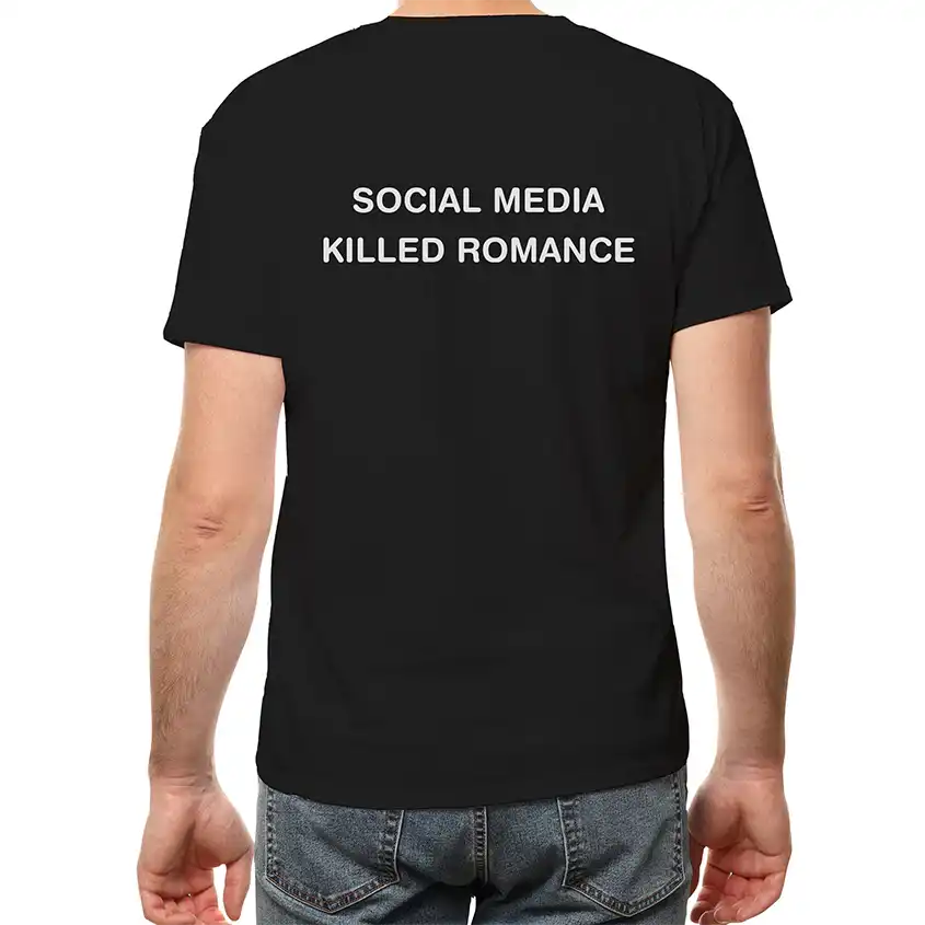Czarna koszulka z białym napisem SOCIAL MEDIA KILLED ROMANCE na plecach, casualowy styl