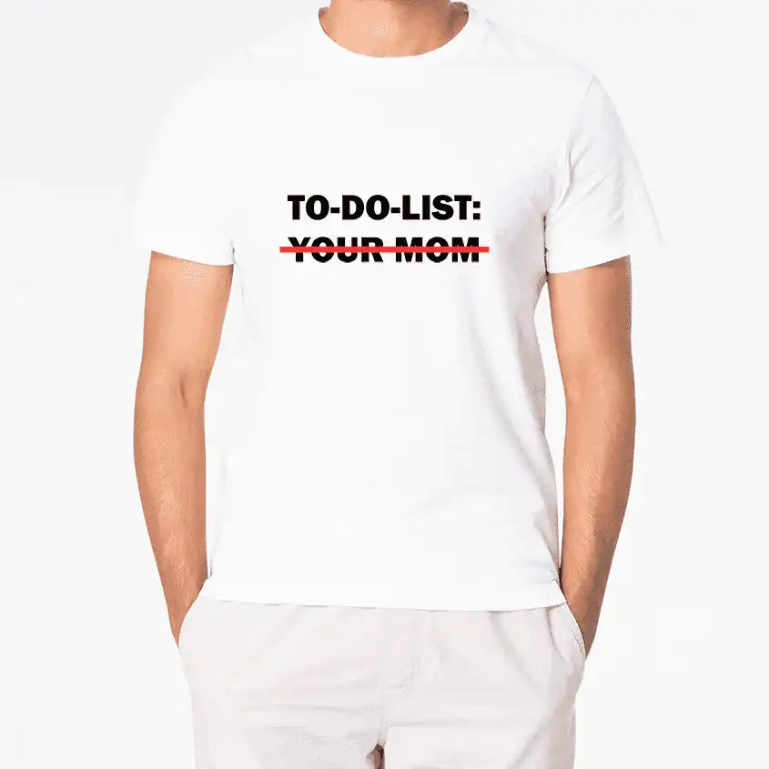 Biała koszulka z nadrukiem TO-DO-LIST: YOUR MOM i czerwonym przekreśleniem tekstu
