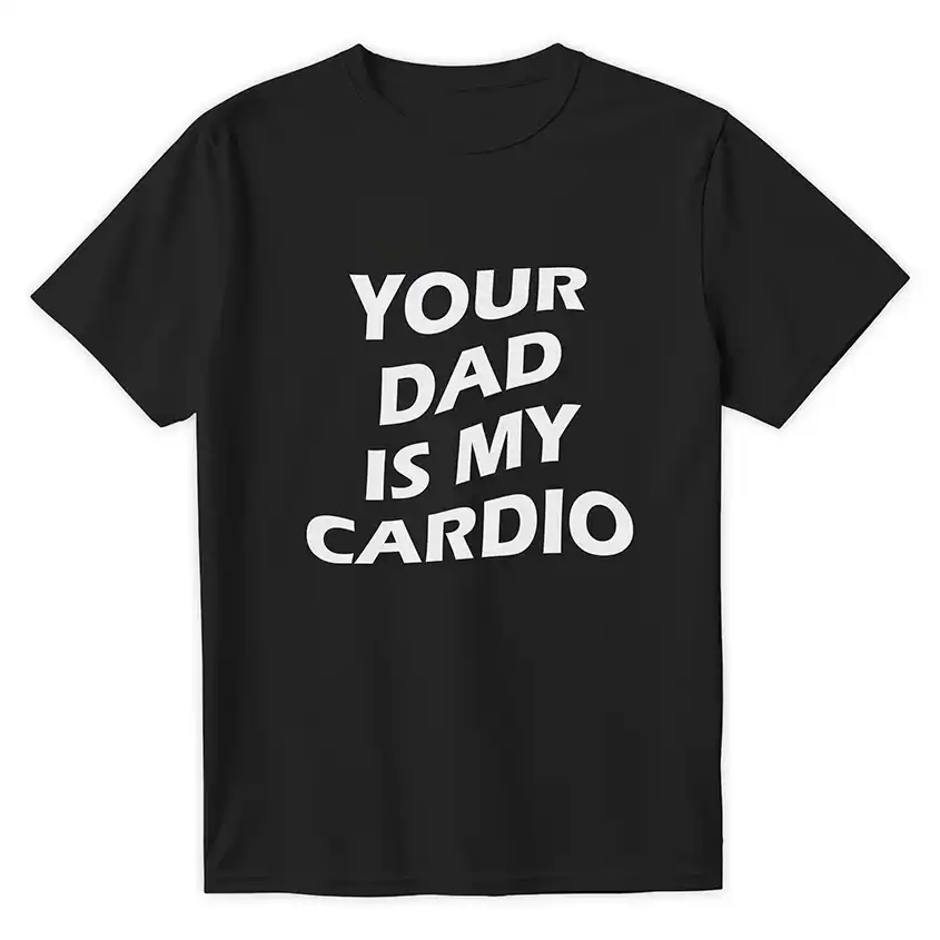 Czarna koszulka z białym napisem YOUR DAD IS MY CARDIO w zabawnym stylu