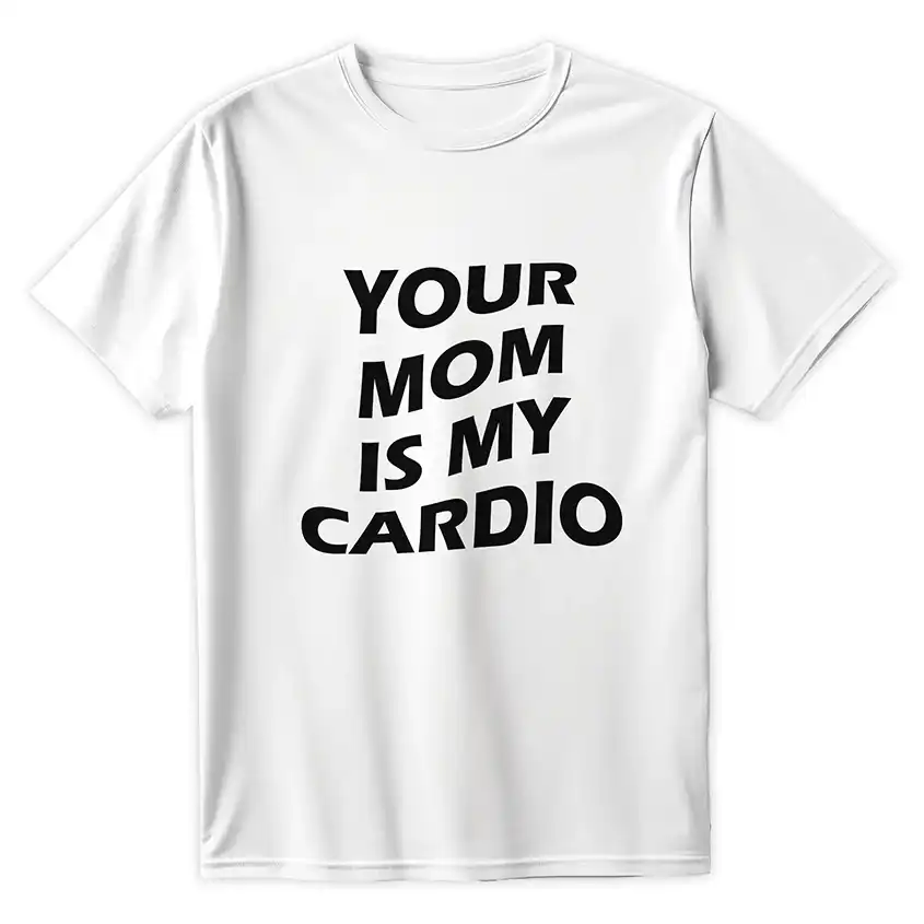 Biała koszulka z nadrukiem YOUR MOM IS MY CARDIO w czarnym, wyrazistym stylu
