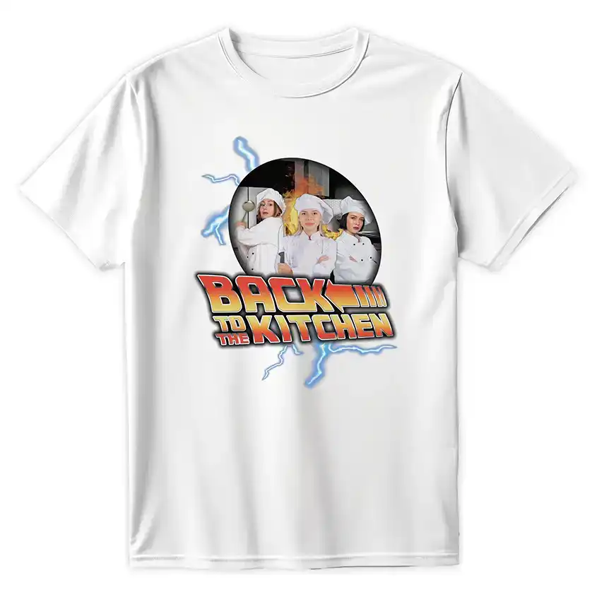 Biała koszulka z nadrukiem kucharzy i napisem BACK TO THE KITCHEN w stylu retro