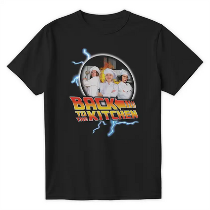 Czarna koszulka z nadrukiem kucharzy i napisem BACK TO THE KITCHEN z błyskawicami