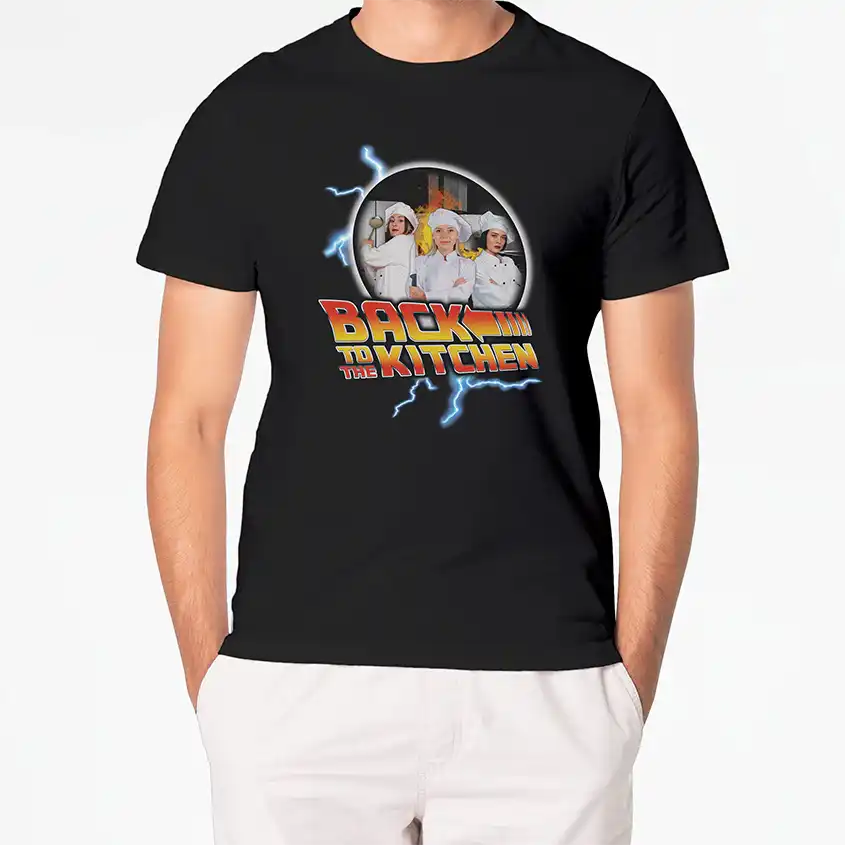 Czarna koszulka z napisem BACK TO THE KITCHEN i grafiką kucharzy na tle błyskawic
