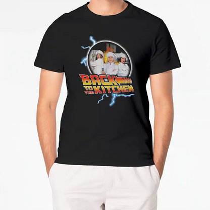 Czarna koszulka z napisem BACK TO THE KITCHEN i grafiką kucharzy na tle błyskawic