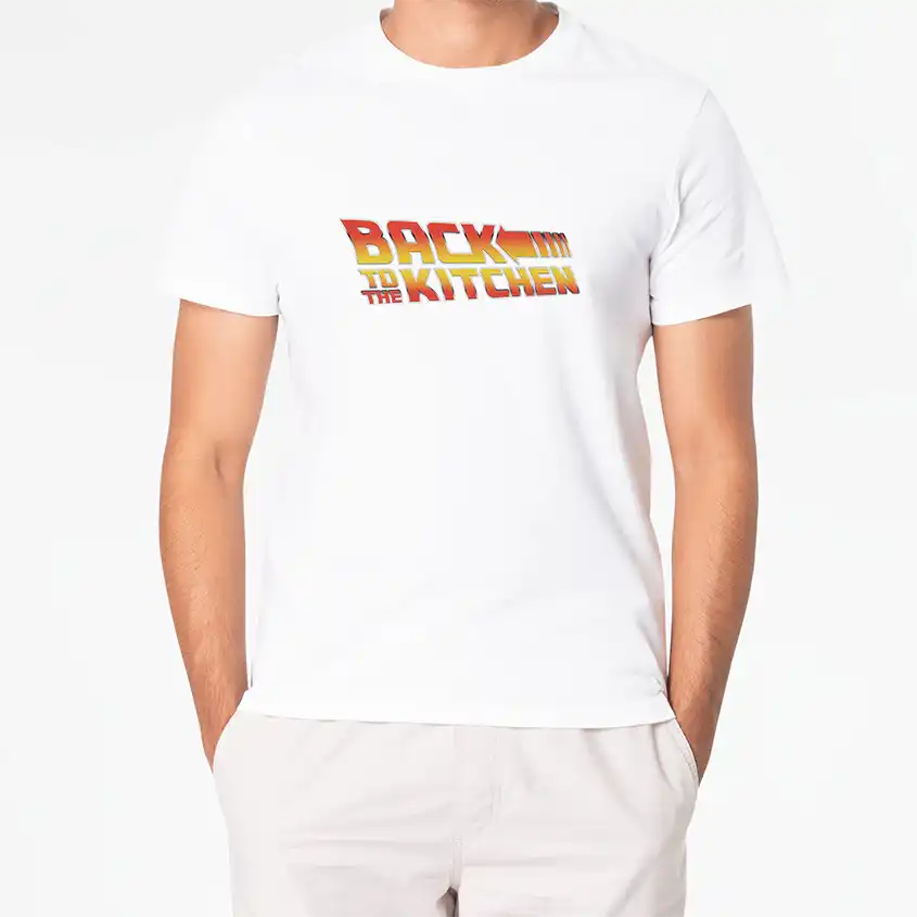 Biała koszulka z nadrukiem napisu BACK TO THE KITCHEN w stylu retro filmowym