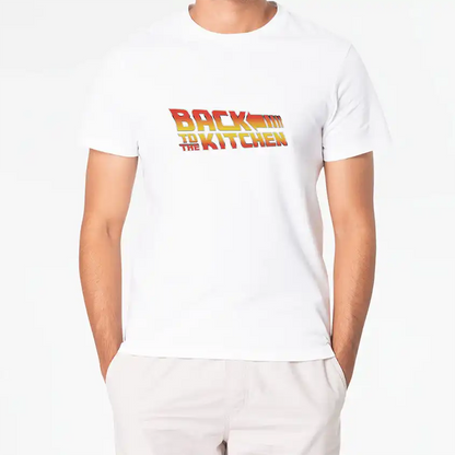 Biała koszulka z nadrukiem napisu BACK TO THE KITCHEN w stylu retro filmowym