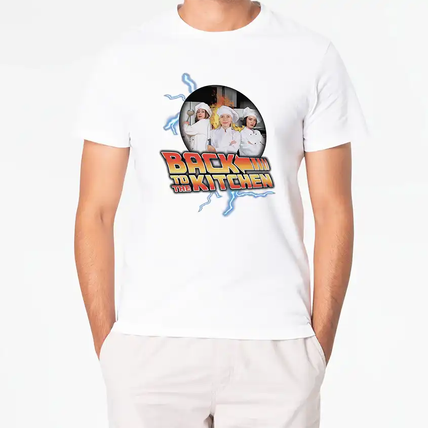 Biała koszulka z nadrukiem Back to the Kitchen i grafiką kucharzy w tle