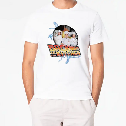 Biała koszulka z nadrukiem Back to the Kitchen i grafiką kucharzy w tle