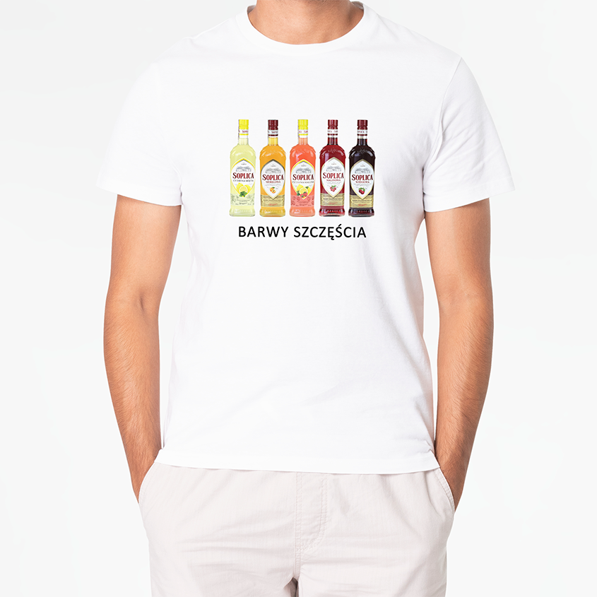 Biała koszulka z kolorowym nadrukiem pięciu butelek wódki owocowej i białym napisem Barwy Szczęścia na chłopaku