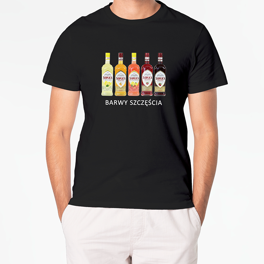 Czarna koszulka z kolorowym nadrukiem pięciu butelek wódki owocowej i białym napisem Barwy Szczęścia na chłopaku