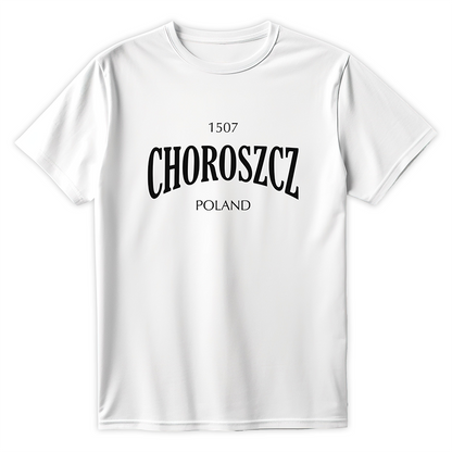 Biała koszulka streetwearowa z czarnym, uniwersyteckim nadrukiem 1507 CHOROSZCZ POLAND, nawiązująca do popularnych polskich memów