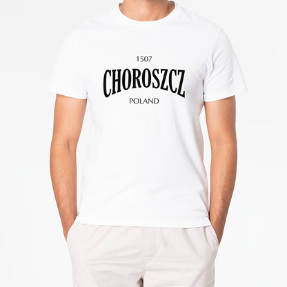 Biała koszulka streetwearowa na modelu z czarnym, uniwersyteckim nadrukiem 1507 CHOROSZCZ POLAND, nawiązująca do popularnych polskich memów
