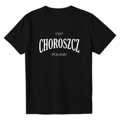 Czarna koszulka streetwearowa z białym, uniwersyteckim nadrukiem 1507 CHOROSZCZ POLAND, nawiązująca do popularnych polskich memów