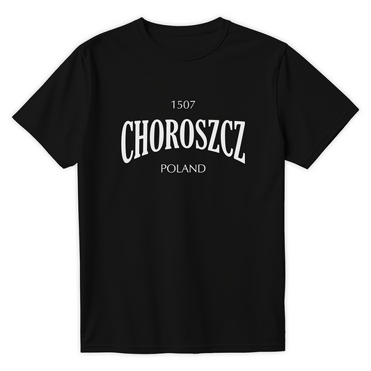 Czarna koszulka streetwearowa z białym, uniwersyteckim nadrukiem 1507 CHOROSZCZ POLAND, nawiązująca do popularnych polskich memów