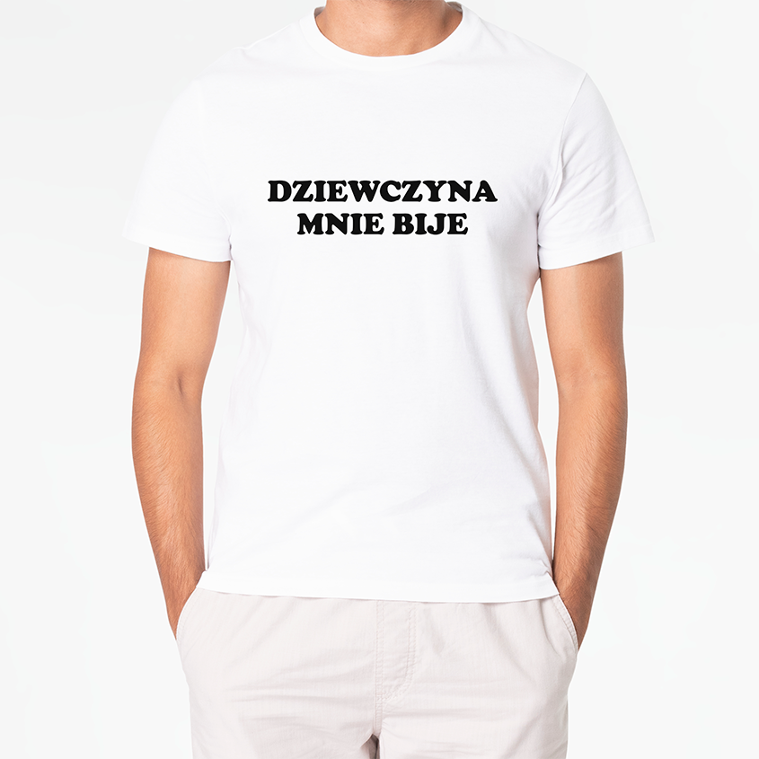 Biała koszulka z napisem DZIEWCZYNA MNIE BIJE, zabawny prezent na każdą okazję