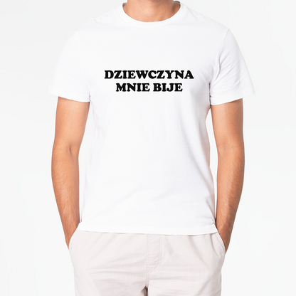 Biała koszulka z napisem DZIEWCZYNA MNIE BIJE, zabawny prezent na każdą okazję