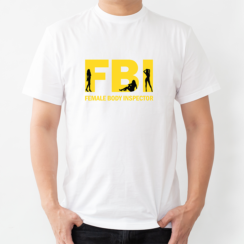 Śmieszna biała koszulka na modelu z żółtym napisem FBI Female Body Inspector i sylwetkami kobiet