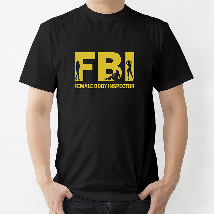 Śmieszna czarna koszulka na modelu z żółtym napisem FBI Female Body Inspector i sylwetkami kobiet