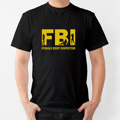 Śmieszna czarna koszulka na modelu z żółtym napisem FBI Female Body Inspector i sylwetkami kobiet