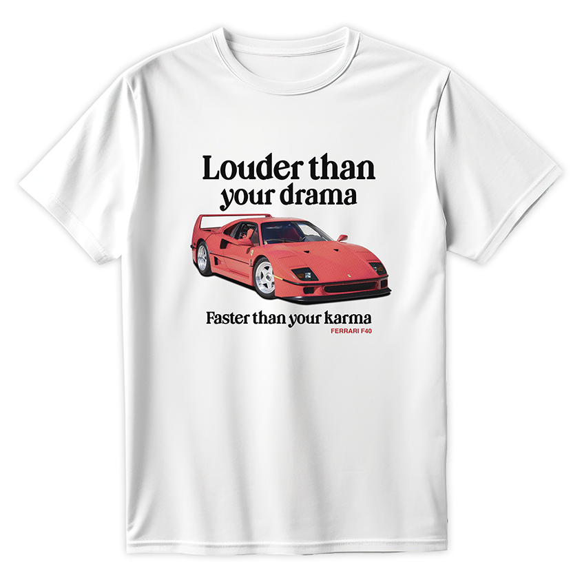 Biała koszulka z nadrukiem retro samochodu Ferrari F40 z efektem halftone oraz napisem Louder than your drama, faster than your karma