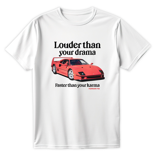Biała koszulka z nadrukiem retro samochodu Ferrari F40 z efektem halftone oraz napisem Louder than your drama, faster than your karma