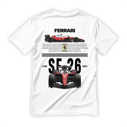 Biała koszulka bawełniana z dużym, nowoczesnym nadrukiem halftone na plecach bolidu Formuły 1 Scuderia Ferrari SF-26 na sezon 2026 z nazwiskami Leclerc i Hamilton