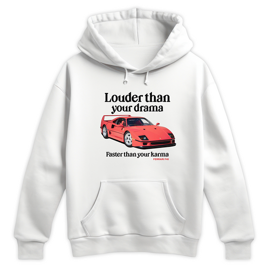 Biała bluza z kapturem typu hoodie z nadrukiem retro samochodu Ferrari F40 z efektem halftone oraz hasłem Louder than your drama, faster than your karma