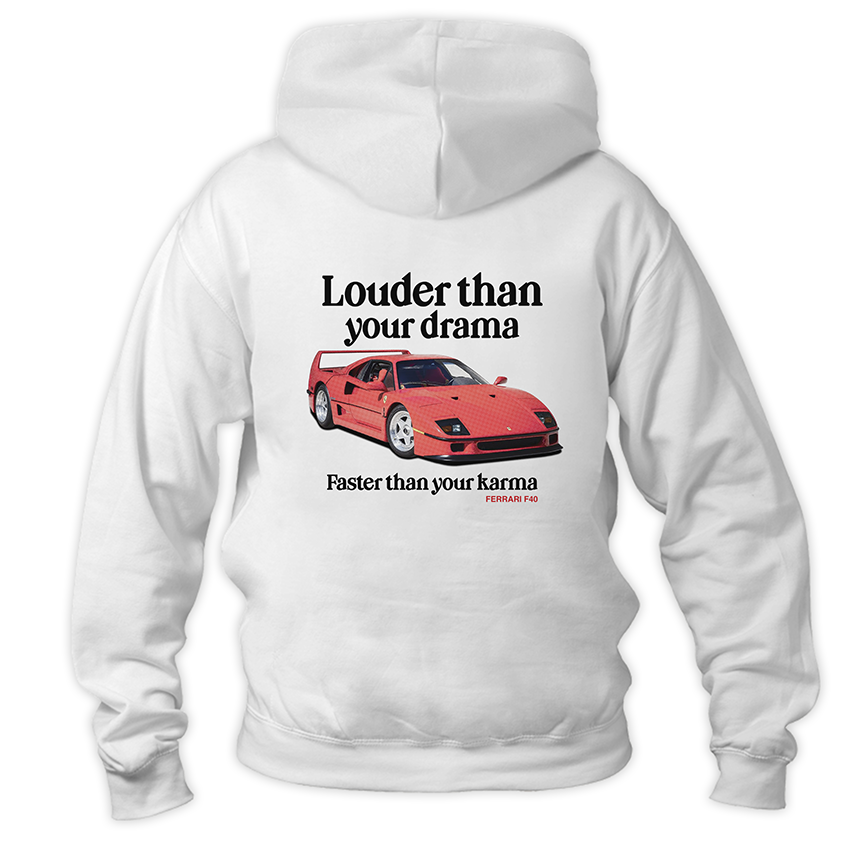 Biała bluza z kapturem typu hoodie z nadrukiem na plecach retro samochodu Ferrari F40 z efektem halftone oraz hasłem Louder than your drama, faster than your karma