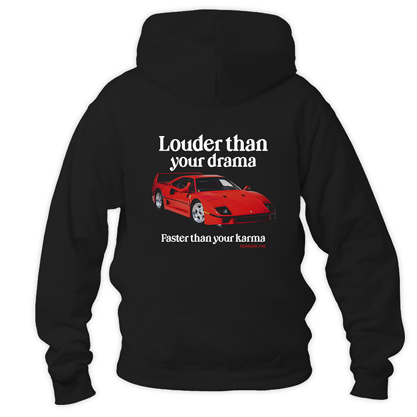 Czarna bluza z kapturem typu hoodie z nadrukiem na plecach retro samochodu Ferrari F40 z efektem halftone oraz hasłem Louder than your drama, faster than your karma