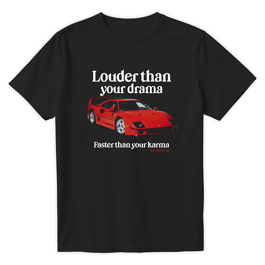 Czarna koszulka z nadrukiem retro samochodu Ferrari F40 z efektem halftone oraz napisem Louder than your drama, faster than your karma