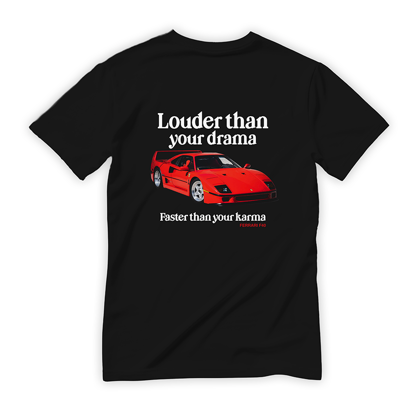Czarna koszulka z nadrukiem na plecach retro samochodu Ferrari F40 z efektem halftone oraz napisem Louder than your drama, faster than your karma