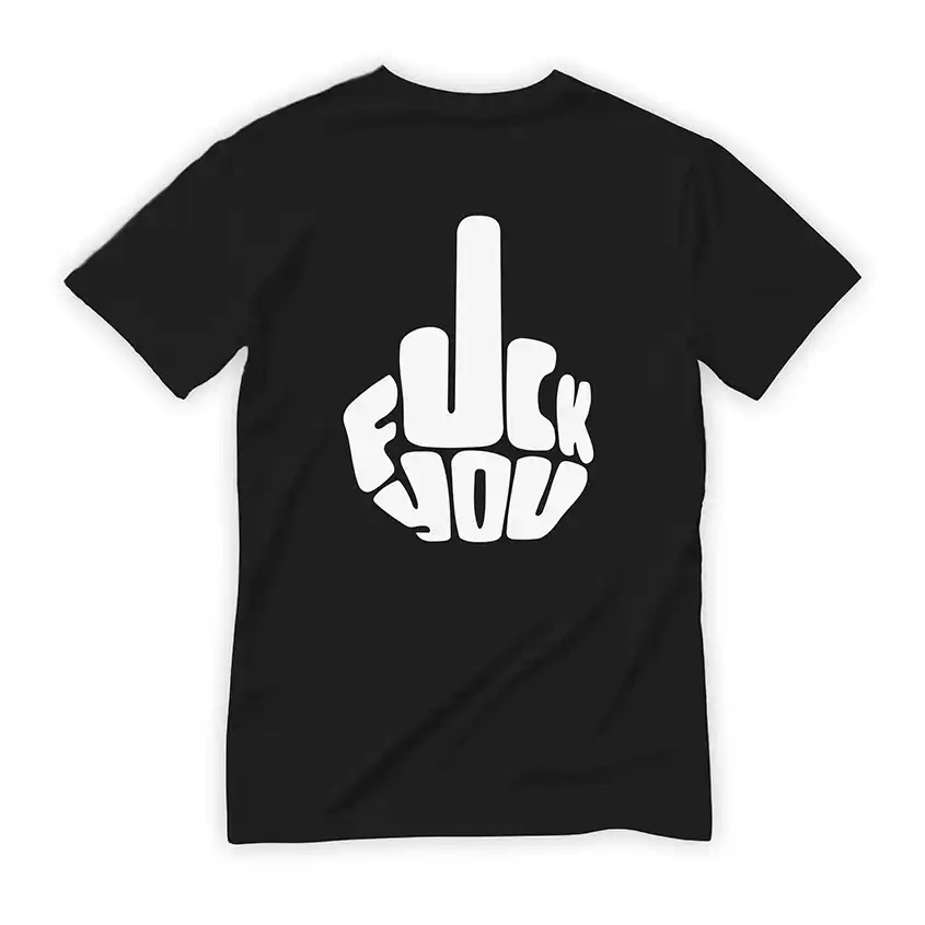 Czarna koszulka z tyłu z nadrukiem białej dłoni i napisu FUCK YOU