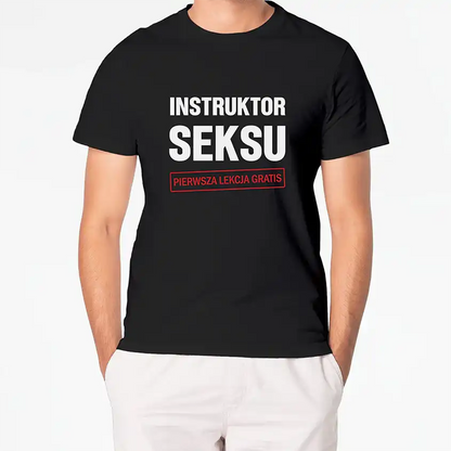 Czarna koszulka z napisem INSTRUKTOR SEKSU i Pierwsza lekcja gratis w czerwonej ramce