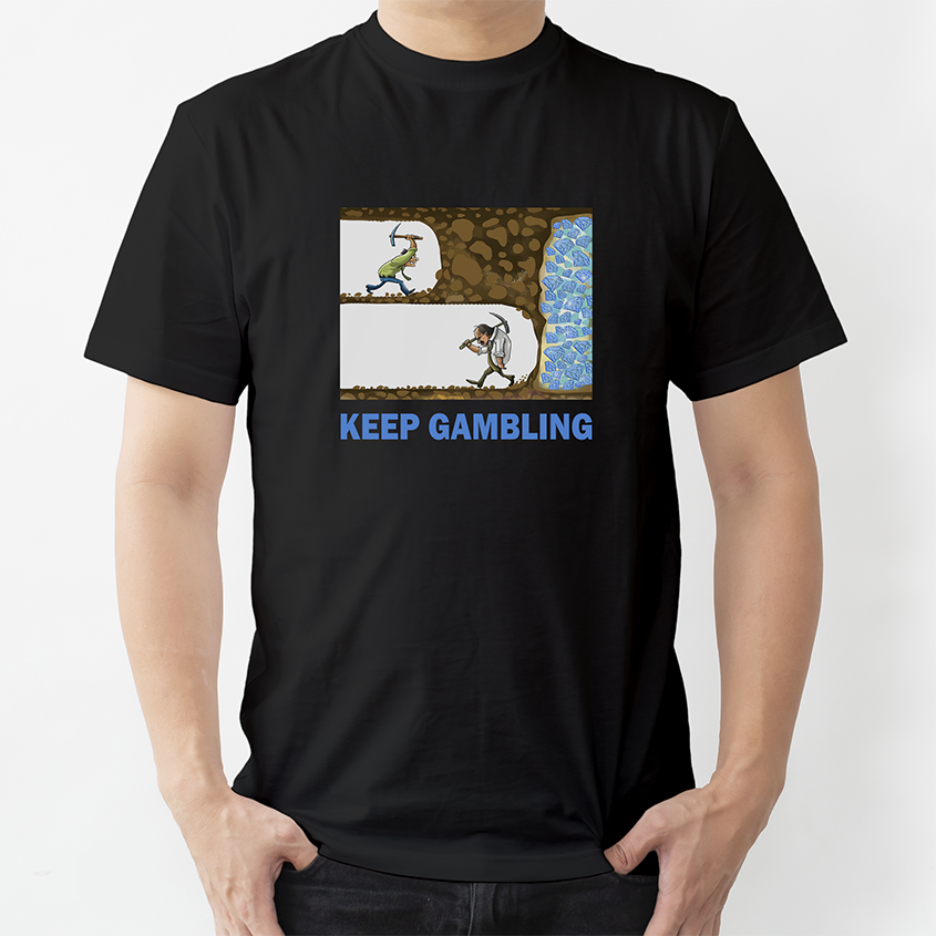 Śmieszna czarna koszulka na modelu z kultowym memem o dwóch górnikach kopiących diamenty i napisem KEEP GAMBLING