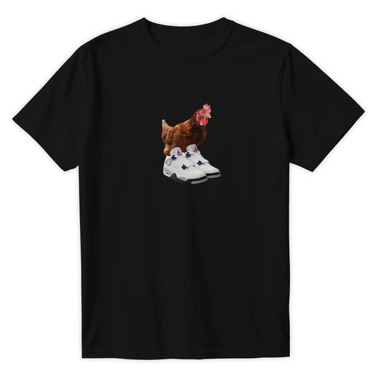 Śmieszna streetwearowa czarna koszulka z nadrukiem realistycznego brązowego kurczaka ubranego w kultowe biało-niebieskie sneakersy
