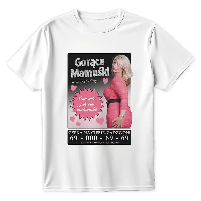 Biała koszulka z nadrukiem Gorące Mamuśki i zdjęciem kobiety w różowej sukience
