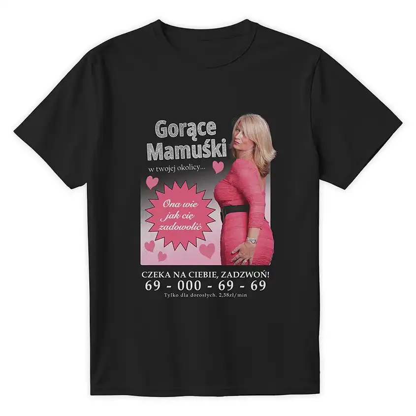 Czarna koszulka z nadrukiem kobiety w różowej sukience i napisem Gorące Mamuśki