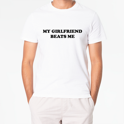 Biała koszulka z napisem MY GIRLFRIEND BEATS ME, zabawny prezent dla chłopaka