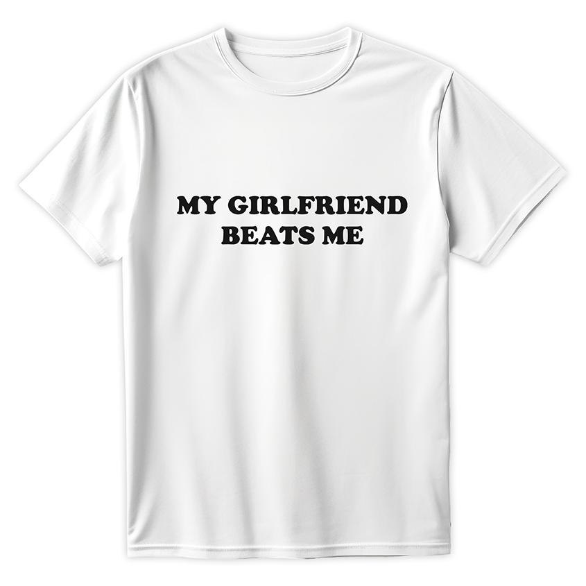 Biała koszulka z napisem MY GIRLFRIEND BEATS ME w czarnym kolorze, humorystyczny wzór.